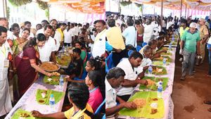 காலையிலேயே கமகமக்கும் மட்டன் பிரியாணி! சிக்கன் கிரேவி! அண்ணனுக்காக கனிமொழி வைத்த கறிவிருந்து! 