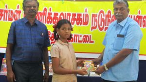 வாசிப்பு பழக்கத்தை மேம்படுத்த முயற்சி.. தேவகோட்டை அரசு பள்ளிக்கு புத்தகங்களை பரிசளித்த ஆர்டிஓ 