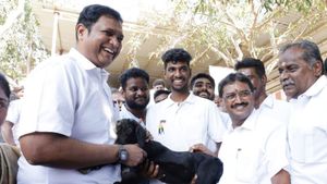 அமைச்சர் டிஆர்பி ராஜாவுக்கு ஆட்டுக்குட்டி பரிசு.. 
