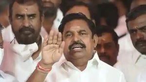 ஆரத்திக்கு பணம் கொடுக்க போன அதிமுக வேட்பாளர்.. 'ஏய்.. எடுக்காதே'என கத்திய எடப்பாடி பழனிசாமி! 