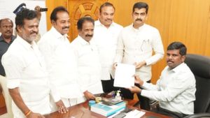 திருச்சி லோக்சபா மதிமுக வேட்பாளர் துரை வைகோவுக்கு இத்தனை கோடியில் சொத்தா? 