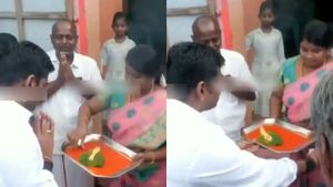  ஆரத்திக்கு பணம் கொடுத்த அண்ணாமலை? தீயாகப் பரவி வரும் வீடியோ.. விசாரணைக்கு கோவை ஆட்சியர் உத்தரவு!