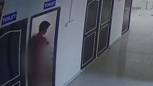 ‛‛உடலில் ஒட்டுத்துணி கூட இல்லை’’.. நிர்வாணமாக மருத்துவமனையை சுற்றி வந்த டாக்டரால் பரபரப்பு 