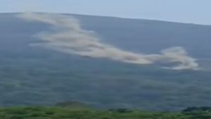 கன்னியாகுமரி: நடுமலையில் திடீர்  வெடிப்பு-உருண்டு விழுந்த 