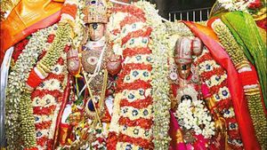 குலுங்கியது திருப்பரங்குன்றம்.. முருகப்பெருமான் - தெய்வானை திருக்கல்யாணம்.. பரவசத்தில் பூரித்த மதுரை 