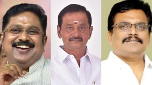 ஒரு பக்கம் டிடிவி, மறுபக்கம் தங்கம், நடுவில் நாராயணசாமி.. தேனியில் கொண்டாட்டமும்.. திண்டாட்டமும்! 