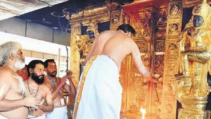 சபரிமலையில் மலையாள பிராமணர்கள் மட்டுமே தலைமை பூசாரி! கேரள உயர்நீதிமன்றம் திட்டவட்டம்! 