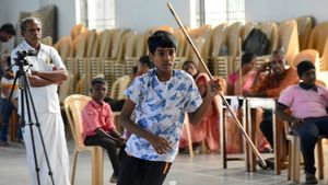 சிலம்பத்தில் அசத்திய மதுரைச் சிறுவன்! அமெரிக்காவின் உலக சாதனைக் குழு சான்றிதழ்! 