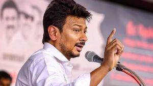  சனாதனம் பத்தி பேசுனா என்ன நடக்கும்னு நல்லாவே தெரியும்.. சுப்ரீம் கோர்ட்டில் உதயநிதி ஸ்டாலின் வாதம்!