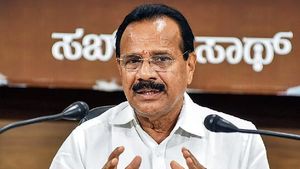 கர்நாடகா பாஜகவுக்கு கடும் ஜூரம்.. காங்கிரஸுக்கு தாவும் மாஜி முதல்வர் சதானந்த கவுடா? 