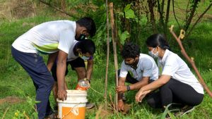  மரம் நடுதல் விழிப்புணர்வு.. 'மா', 'புங்கம்' கன்றுகளை நட்ட பள்ளி மாணவர்கள்! நத்தத்தில் நெகிழ்ச்சி 