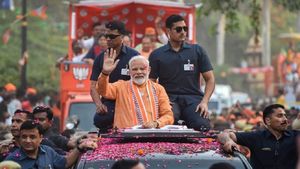 கோவையில் சட்டென பிரசார வேனிலிருந்து இறங்கிய மோடி! குண்டு வெடிப்பில் உயிரிழந்தவர்களுக்கு அஞ்சலி