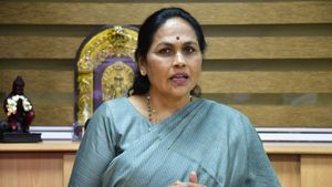 குண்டுவெடிப்புடன் தமிழகத்தை இணைத்த மத்திய அமைச்சர்..  ஷோபா மீதான வழக்கு விசாரணைக்கு தடை 