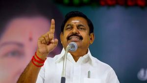 அதிமுக வந்தால்தான் தமிழ்நாட்டை காப்பாற்ற முடியும்.. ஒரே போடாக போட்ட எடப்பாடி.. பாமக மீதும் அட்டாக்