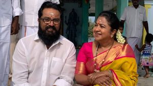  வெற்றியை உறுதியாக்கும் விருதுநகர் மாரியம்மன்.. வழிபாடு நடத்தி வேட்புமனு தாக்கல் செய்த ராதிகா! 