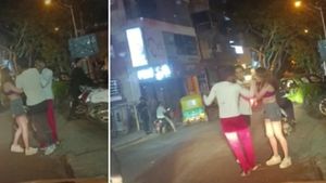 பெங்களூர் ஹைவேஸில்.. அரை நிர்வாண 