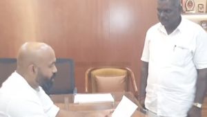 சார் வேட்பாளர் கண்ணாடியை மறந்து வந்துட்டாரு! உறுதிமொழியை நான் படிக்கவா.. நாகை ஆட்சியரகத்தில் கலகல 