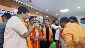கர்நாடக தாது சுரங்க மன்னன் ஜனார்த்தன ரெட்டி.. கட்சியை கலைத்து பாஜகவில் இணைந்தார்