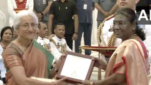 அத்வானி, எம்எஸ் சுவாமிநாதனுக்கு பாரத ரத்னா வழங்கிய ஜனாதிபதி முர்மு.. விருது பட்டியல் இதோ 