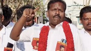  “திண்டுக்கல்லை தளபதியின் கோட்டையாக்குவோம்..” தவெக தொண்டர் உறுதி! சுயேட்சையாக போட்டி