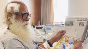 யார்னு பாருங்க! கூலாக பேப்பர் படிக்கும் ஜக்கி வாசுதேவ்.. மூளை அறுவை சிகிச்சைக்குப் பிறகு முன்னேற்றம்