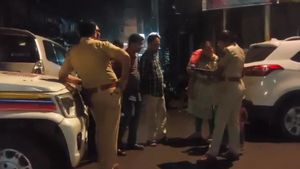 பணியாளரின் ஆடைகளை களைந்து சித்ரவதை.. நாக்கால் ஷுவை சுத்தம் செய்ய வைத்த கொடூரம்.. தடதடத்த மும்பை 