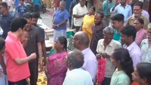 காலையில் சர்ப்ரைஸ்.. சேலம் அக்ரஹாரம் பகுதியில் நடந்து சென்று வாக்கு சேகரித்த முதல்வர் ஸ்டாலின் 
