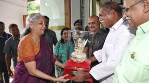 புதுச்சேரி தொகுதியில் மத்திய அமைச்சர் நிர்மலா சீதாராமன் போட்டி?  முதல்வர் ரங்கசாமியுடன் பாஜக ஆலோசனை!