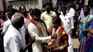 தூத்துக்குடியில்.. அந்த பெண்ணின் பேரை கேட்டதுமே அதிர்ந்த கோயில்.. நடுரோட்டில் சம்பவம்.. இன்னுமா இது?