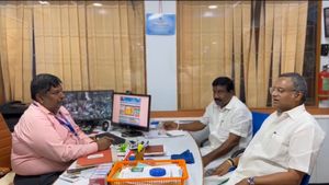 தேர்தல் பத்திரம் விபரம் வேணும்! சிவகங்கை எஸ்பிஐ மேலாளரிடம் கேட்ட கார்த்தி சிதம்பரம்.. பரபர வீடியோ 