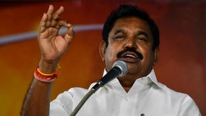  ‘சின்ன’ பிரச்சனைதான் பெருசா வெடிக்கப் போகுதா? டெல்லியில் கிளம்பிய பூகம்பம்! எடப்பாடிக்கு சிக்கல்!