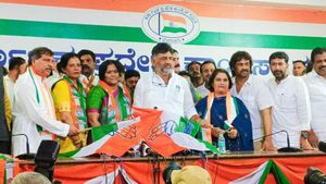 கர்நாடகாவில் 6 வேட்பாளர்களை அறிவித்த காங்கிரஸ்.. நடிகர் சிவராஜ்குமாரின் மனைவி கீதா போட்டி! 