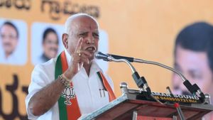 தனி அறையில் வைத்து பாலியல் தொல்லை கொடுத்தார்.. எடியூரப்பா மீது சிறுமி புகார்.. பாய்ந்தது போக்சோ 