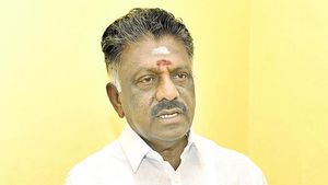 ஓபிஎஸ்க்கு புதுசிக்கல்.. பிரசாரத்தில் தொண்டருக்கு பணம் வழங்கிய வீடியோ வெளியானது.. விதிமீறலா? 