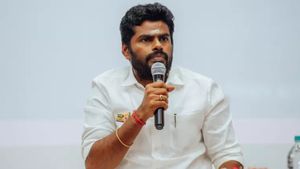  சுத்தி சுத்தி கேஸ் வாங்கிய அண்ணாமலை..  தமிழ்நாடு முழுக்க 26 வழக்குகள்.. பிரமாண பத்திரத்தில் தகவல்!