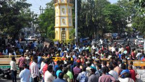 பிங்க் நிற கவுனில்.. டெட்டி பியர் பொம்மைகள்.. ஸ்கூல் பேக்குடன் புதுவை சிறுமியின் உடல்  நல்லடக்கம்