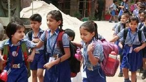 காரைக்காலில் ஒரே மகிழ்ச்சி.. தமிழக அரசு பள்ளி மாணவர்களுக்கு குஷி.. கலெக்டர் சொன்ன இன்ப அதிர்ச்சி