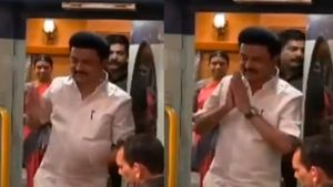 ஸ்டாலின் வரும்வரை.. ரயிலில் அமராமல் நின்று கொண்டிருந்த மனைவி துர்கா! அந்த ரியாக்சன் தான் ஹைலைட் 