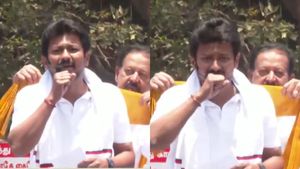 கண்டுக்கொள்ளாத உதயநிதி.. சால்வை அணிவிக்க முடியாமல் தவித்துப்போன பொன்முடி 