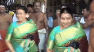நெருங்கிய தேர்தல்.. திருச்செந்தூர் கோவிலில் துர்கா ஸ்டாலின் தரிசனம்.. அனைத்து சன்னதிக்கும் விசிட் 