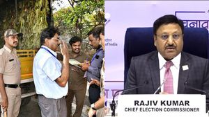 தேர்தல் முறைகேட்டை தடுக்க தேர்தல் ஆணையம் அதிரடி.. பட்டுவாடாவை தடுக்க 8 