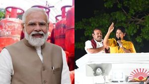 சமையல் கேஸ் சிலிண்டருக்கு மானியம் எங்கே? மக்கள் வரிப் பணத்தை கொள்ளையடிக்கும் பிரதமர் மோடி.. கனிமொழி 