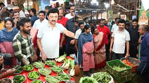 எப்படி இருக்கீங்க! காய்கறி வியாபாரம் எப்படியிருக்கு?  தூத்துக்குடி மார்க்கெட்டிற்கு முதல்வர் விசிட் 