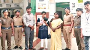 மதுரை ரயில்வே ஸ்டேஷனில்.. அந்த பொண்ணு யாருங்க? அதுவும் நள்ளிரவு 2 மணிக்கு? இது போதுமே நமக்கு.. சபாஷ்