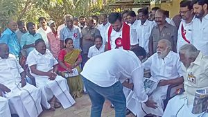  “பெரியப்பா கால்ல விழு”.. ஐ.பெரியசாமியிடம் மகனை ஆசி வாங்கச் சொன்ன அதிமுக மாஜி திண்டுக்கல் சீனிவாசன்!
