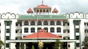 மக்களுக்கு சேவை செய்யவே அரசியலுக்கு வந்தவர்களுக்கு போலீஸ் பாதுகாப்பு எதற்கு? ஐகோர்ட் சரமாரி கேள்வி!