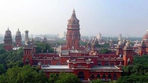  ஐகோர்ட்டுக்கு கோடை விடுமுறை.. மே 1 முதல் லீவ்.. அவசர வழக்குகளை விசாரிக்க நீதிபதிகள் நியமனம்!