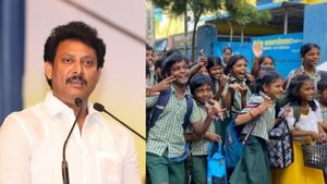 பள்ளி திறப்பு தள்ளிவைப்பு? அமைச்சர் அன்பில் மகேஷ் முக்கிய ஆலோசனை.. மாணவர்களுக்கு வரும் குட்நியூஸ்? 