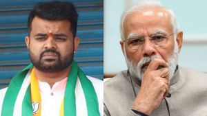 வாரிசு அரசியல், பெண்கள் பெருமை பற்றி எப்படி பேசுவது?தேவகவுடா குடும்பத்தின் 'லீலைகளால்' பாஜக அப்செட்! 