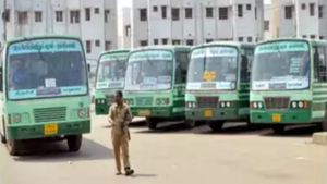சீட்டோடு சாலையில் பாய்ந்த கண்டக்டர்..அதோ கதியில் அரசு பேருந்துகள்! இனி இப்படி நடக்காது..பறந்த ஆர்டர்